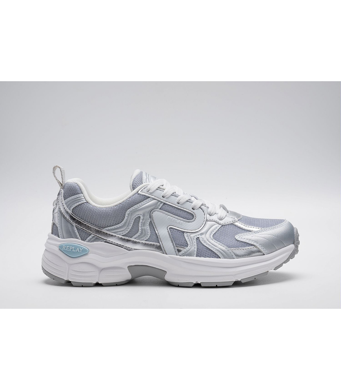 ハイテク＆レトロデザインスニーカー